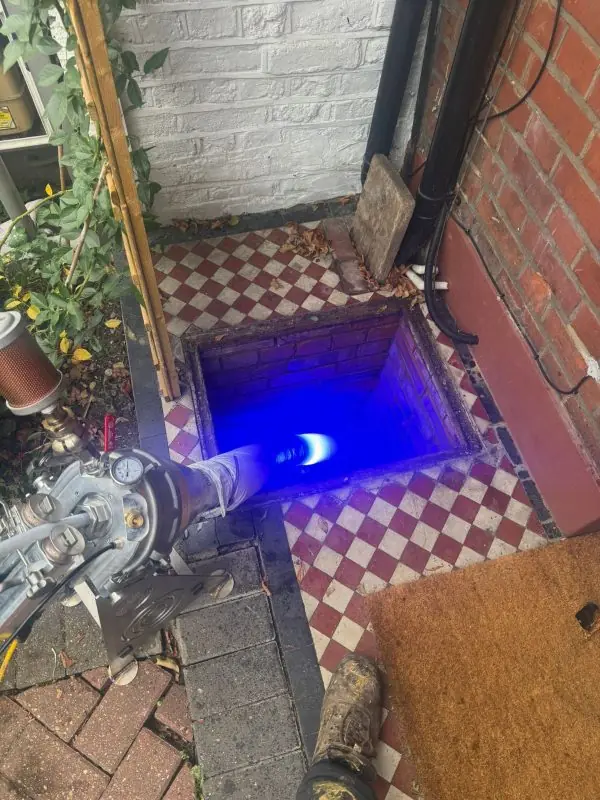 Drain lining set-up at an access point