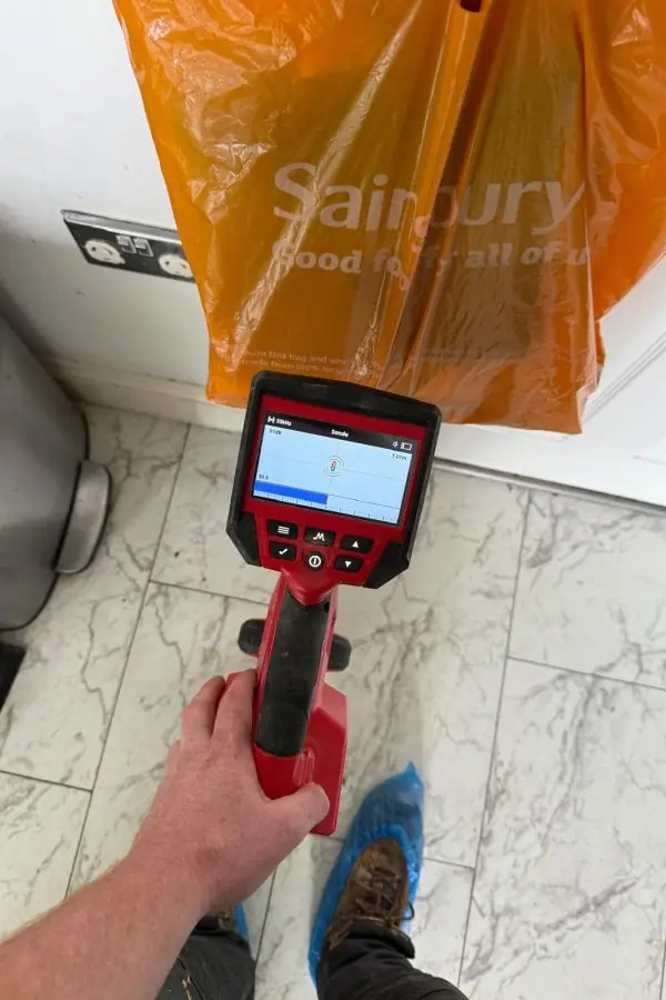 Handheld locator tracking a sonde indoors